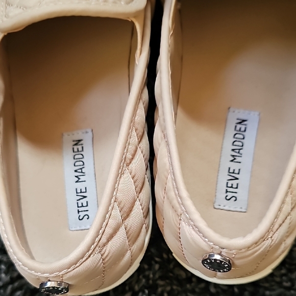 Steve Madden Zaander Size 9 Tan Quilted Sneakers with Elastic Panels - Picture 3 of 10